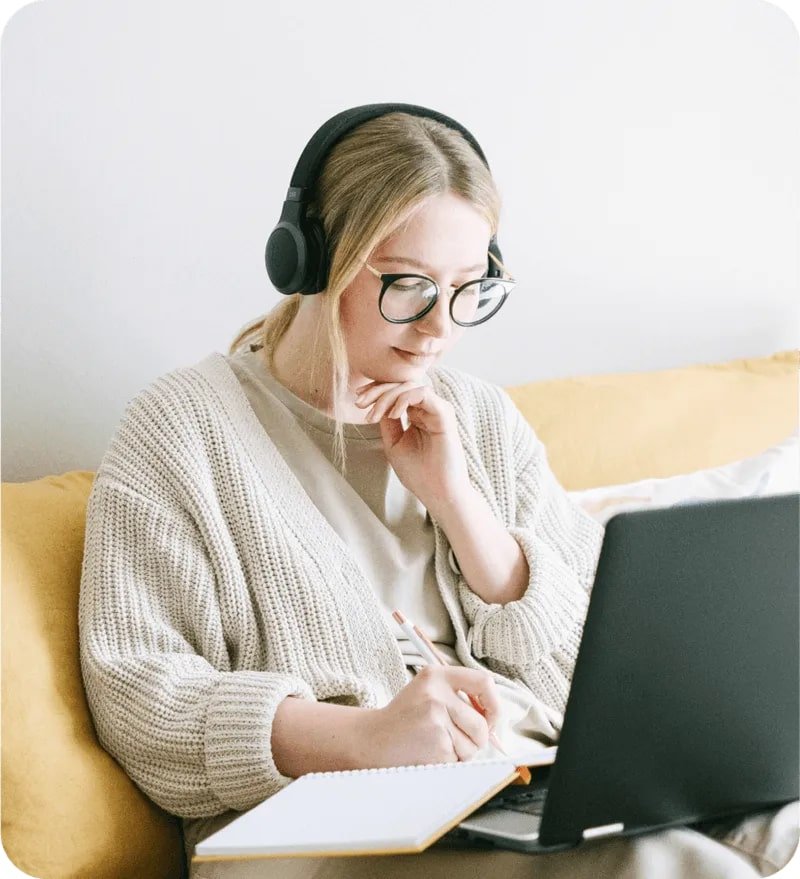 woman-wearing-glass-min